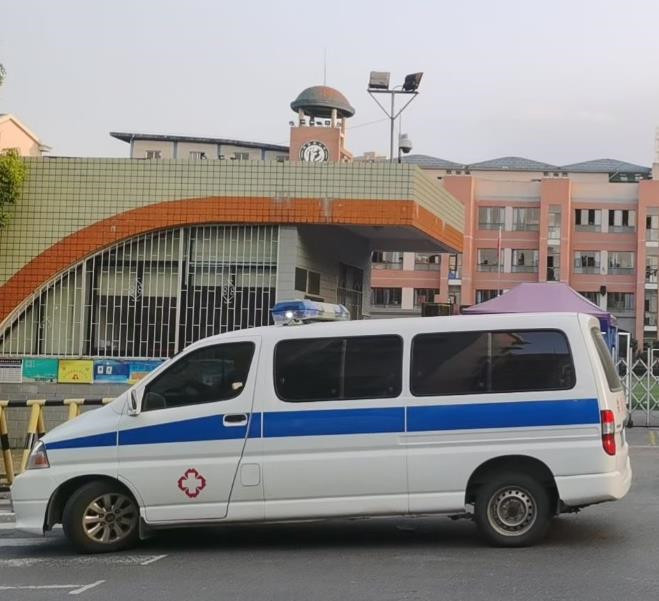 青秀救护车出租护送骨折病人一公里多少钱